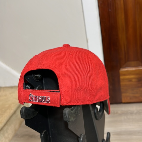 Red angels hat - Picture 2 of 2